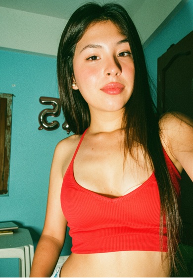 Woman looking at the camera, close portrait